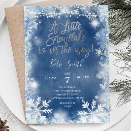 赤ちゃんシャワーの途中に青い銀の雪が降っている 招待状