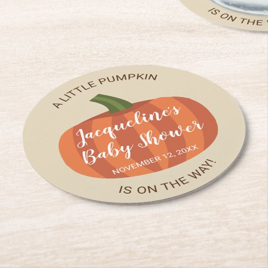 赤ちゃんシャワーの途中の秋の小さなかぼちゃ ラウンドペーパーコースター (アングル)
