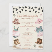 赤ちゃんシャワーの途中の2つの小さな双子の女性のカーボーイ 招待状 (正面)