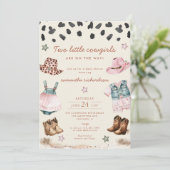 赤ちゃんシャワーの途中の2つの小さな双子の女性のカーボーイ 招待状 (スタンド正面)