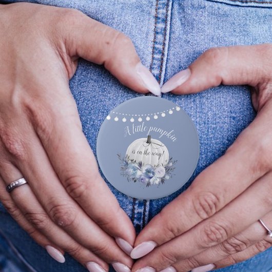 赤ちゃんシャワーほこりっぽい青の途中の小さなかぼちゃ 缶バッジ