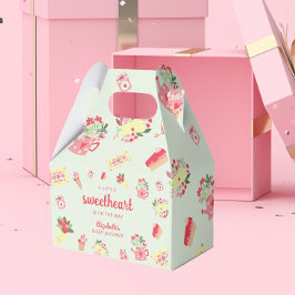 赤ちゃんシャワーを浴びる途中のかわいい恋人 フェイバーボックス