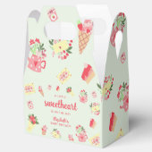 赤ちゃんシャワーを浴びる途中のかわいい恋人 フェイバーボックス (オープン)