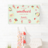 赤ちゃんシャワーを浴びる途中のかわいい恋人 横断幕 (インサイチュ)