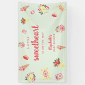 赤ちゃんシャワーを浴びる途中のかわいい恋人 横断幕 (縦)