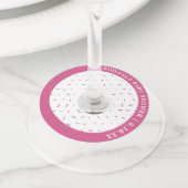 赤ちゃんシャワーピンクを振りかける ワイングラスタグ (クローズアップ)