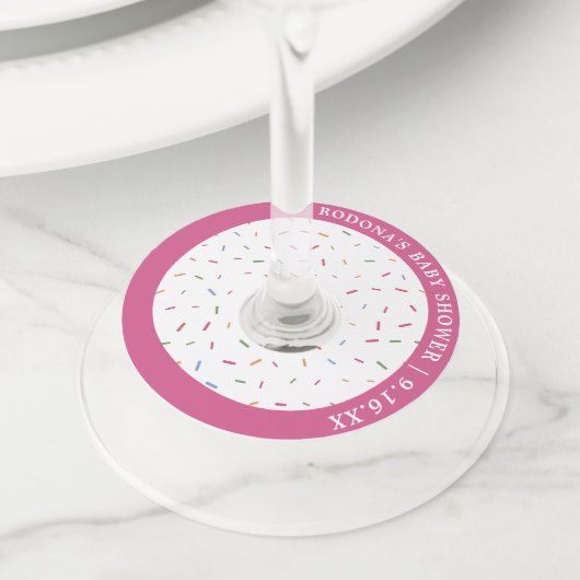 赤ちゃんシャワーピンクを振りかける ワイングラスタグ (クローズアップ)