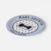 赤ちゃんシャワーブルーの口ひげとボウタイケーキのプレート ペーパープレート (アングル)