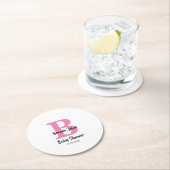 赤ちゃんシャワーモノグラムピンク白かわいいシンプル ラウンドペーパーコースター (インサイチュ)