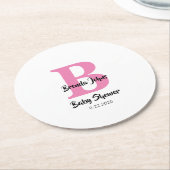 赤ちゃんシャワーモノグラムピンク白かわいいシンプル ラウンドペーパーコースター (アングル)
