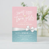 赤ちゃんシャワー甘い小さな双子の女の子ホワイトリボン 招待状 (スタンド正面)