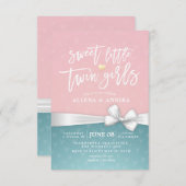 赤ちゃんシャワー甘い小さな双子の女の子ホワイトリボン 招待状 (正面/裏面)