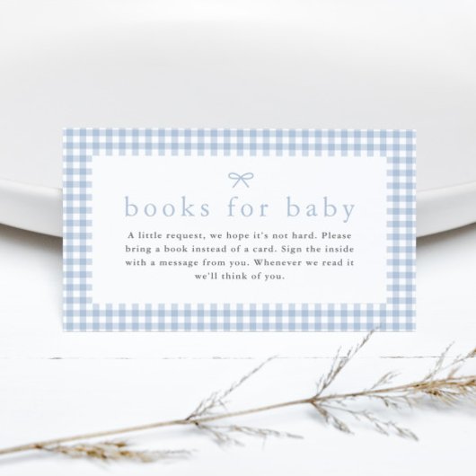 赤ちゃんシャワー用のギンガムダスティ青い少年の本 エンクロージャーカード