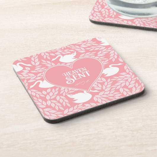 赤ちゃんシャワー用ピンクと白の白鳥パターン コースター (左側)