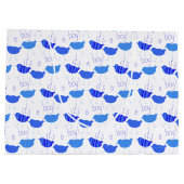 赤ちゃんシャワー男の子の青パターン(の模様が)あるい鳥だ ラージペーパーバッグ (裏面)