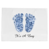 赤ちゃんシャワー足それがボーイブルーネイビーホワイトである ラージペーパーバッグ (裏面)