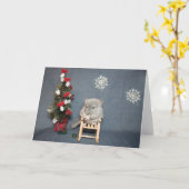 赤ちゃんチンチラが雪の結晶のクリスマスカードを持っている カード (黄色い花)