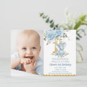 赤ちゃんブルーフローラかわいいゾウ1歳の誕生日フォト 招待状 (スタンド正面)