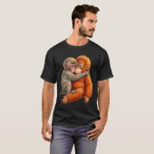 赤ちゃんマカクが抱きしめるかわいい猿のぬいぐるみ Tシャツ (正面フル)