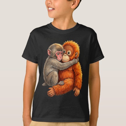 赤ちゃんマカクが抱きしめるぬいぐみの可愛い猿の猿 Tシャツ (正面)