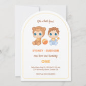 赤ちゃん双子の最初の誕生日 男の子クマのジャンプスーツ 招待状 (正面)