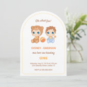 赤ちゃん双子の最初の誕生日 男の子クマのジャンプスーツ 招待状 (スタンド正面)