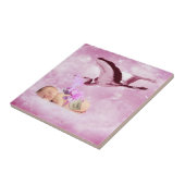 赤ちゃん女の子ピンクの雲とコウノトリ タイル (側面)