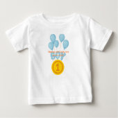 赤ちゃん男の子の1歳誕生日Tシャツ - ママとパパ ベビーTシャツ (正面)