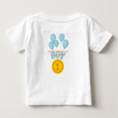 赤ちゃん男の子の1歳誕生日Tシャツ - ママとパパ ベビーTシャツ (裏面)