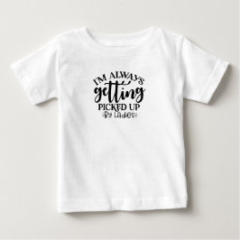 赤ちゃん男の子の「僕はいつも女性に声をかけられるんだ」 ベビーTシャツ