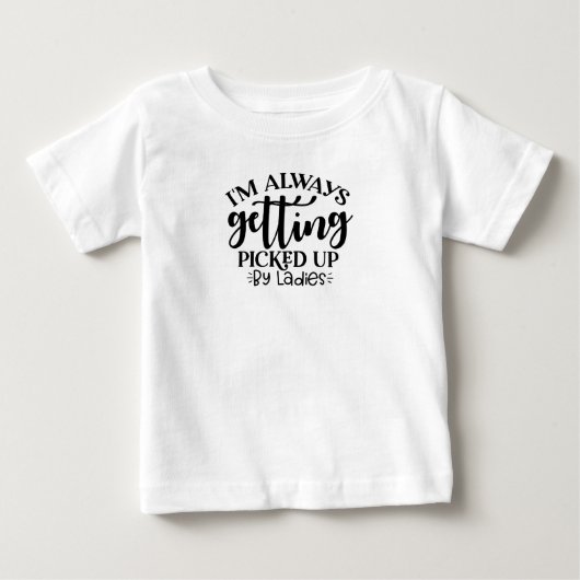 赤ちゃん男の子の「僕はいつも女性に声をかけられるんだ」 ベビーTシャツ (正面)