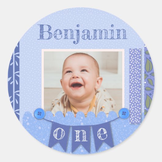 赤ちゃん男の子1歳誕生日 青いスクラップブック ラウンドシール (正面)