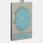 赤ちゃん青と白のクリスマスの雪片パターン シルバープレートバナーオーナメント (右)