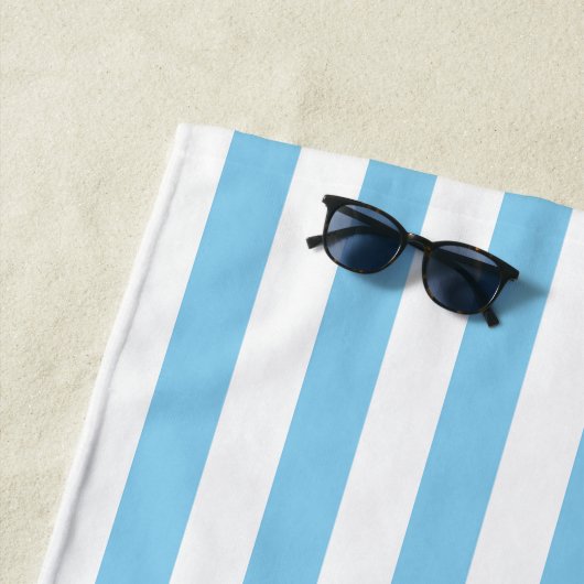 赤ちゃん青と白の大きいサイズの縦のストライプ ビーチタオル (インサイチュ)