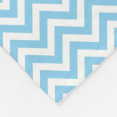 赤ちゃん青と白の小さなサイズ水平シェブロン フリースブランケット (角)