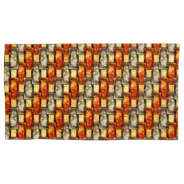 赤っぽい色とベージュ色の長方形の彫刻が整列している 枕カバー