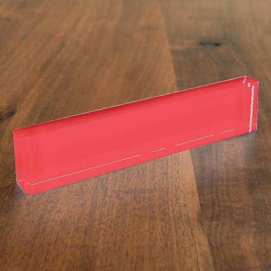 赤とオレンジのクレヨンが並んで小さな枝の上に横たわっている デスクネームプレート (側面)