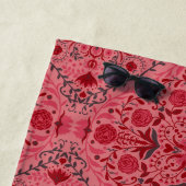 赤とスイカのピンクのフローラタイル ビーチタオル (インサイチュ)