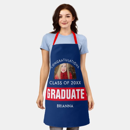 赤とネイビーブルーの卒業写真 エプロン (着用した状態)