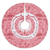 赤とピンクのクリスマスファミリー名トナカイ矢印 ブラッシュドポリエステルツリースカート (正面)