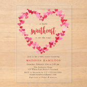 赤とピンクのハートリトルスウィートベビーシャワー アクリル招待状 (正面)