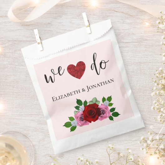 赤とピンクのバラ結婚ズ フェイバーバッグ (クリップ留めされた状態)