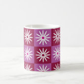赤とピンクのパターンのチェッカーボードの白いデイジー コーヒーマグカップ (中央)