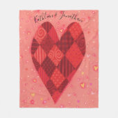 赤とピンクのパッチワークのハート パーソナライズされた フリースブランケット (正面)