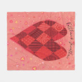 赤とピンクのパッチワークのハート パーソナライズされた フリースブランケット (正面(横))