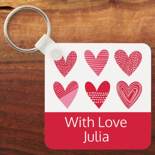 赤とピンクの可愛いハートと文字 キーホルダー (正面)