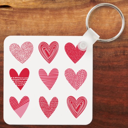 赤とピンクの可愛いハートと文字 キーホルダー (裏面)