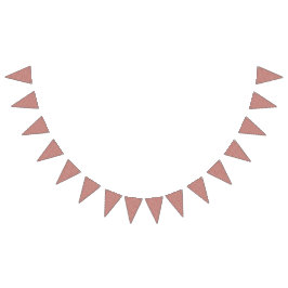 赤とピンクの織物がパターン化された絨毯の上に敷かれ バンティングフラッグ