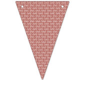 赤とピンクの織物がパターン化された絨毯の上に敷かれ バンティングフラッグ (第3の旗)