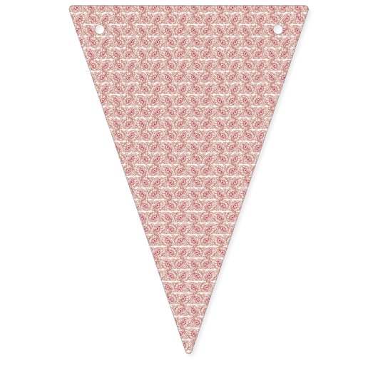 赤とピンクの織物がパターン化された絨毯の上に敷かれ バンティングフラッグ (第3の旗)